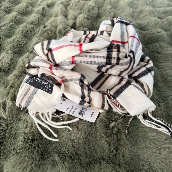 BNWT V. FRAAS Cashmink Scarf in Off White and Black - Picture 2 of 5